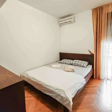 Sunny Three-bedroom In Apartament