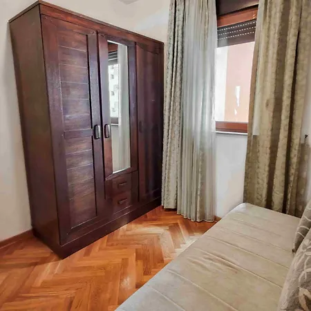 Apartament Sunny Three-bedroom In *