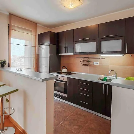 Sunny Three-bedroom In *