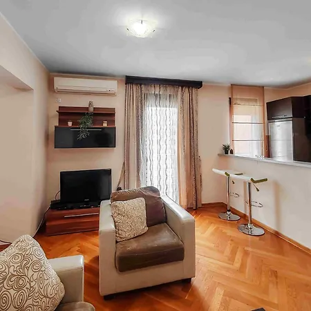Sunny Three-bedroom In Apartament *