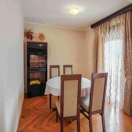 Sunny Three-bedroom In Apartament