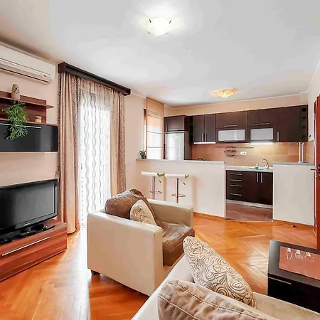 Sunny Three-bedroom In * Budva