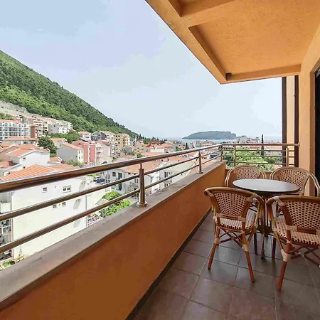 Apartament Sunny Three-bedroom In *